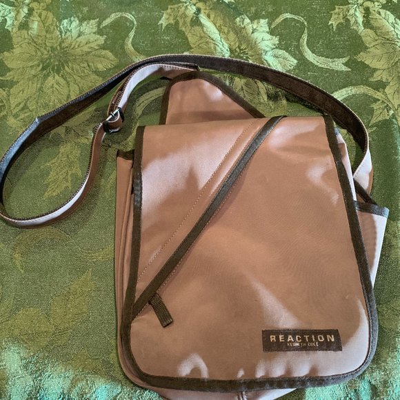 Kenneth Cole Reaction - Cross Body Army-Green Purse - Picture 1 of 11